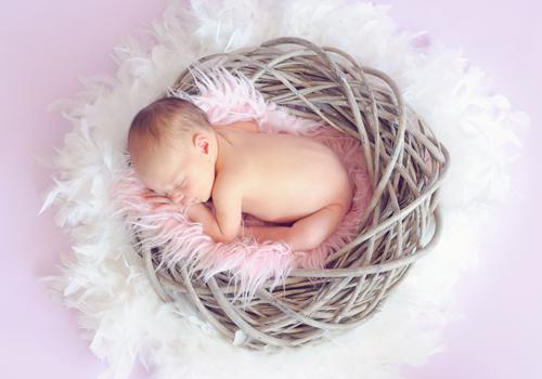 宝宝咬手指甲是怎么回事 宝宝咬手指头是缺什么