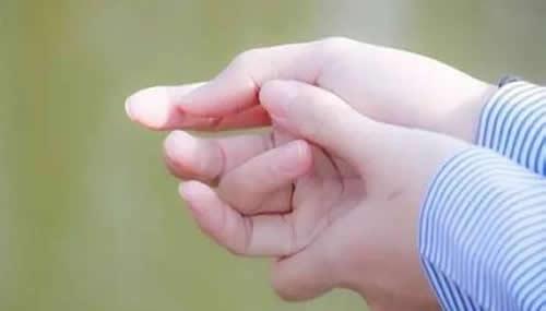 手脚冰凉出汗是怎么回事(小孩夏天手脚冰凉出汗是怎么回事)