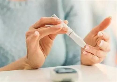 低血糖是怎么引起的（低血糖是怎么引起的,怎么治疗）