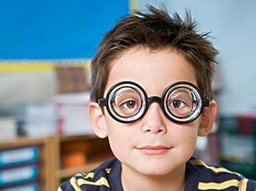 五点症状表现为高度近视（高度近视眼的症状以下最不可能）