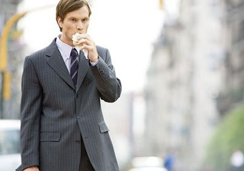 边走路边吃东西好吗（经常边走路边吃东西好吗）