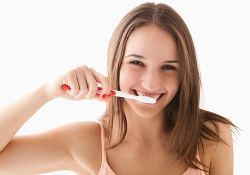 早上刷牙呕吐是怎么回事(早上刷牙总是呕吐是什么情况)