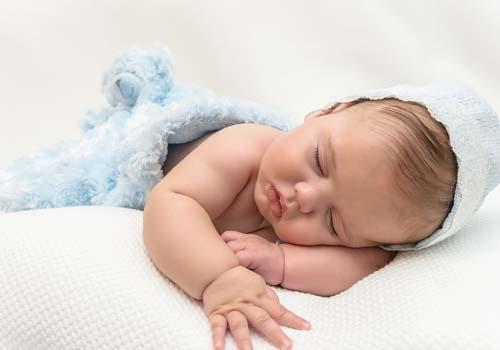 冬天宝宝睡觉穿多少衣服（冬天宝宝睡觉时穿多少合适）