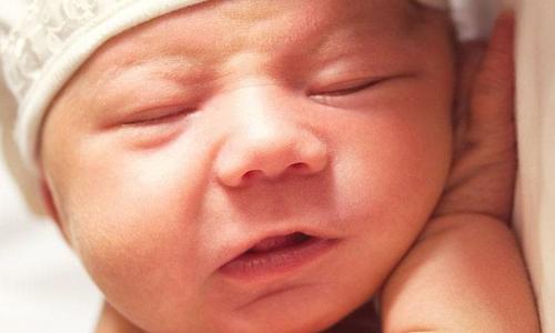 新生儿肚脐粘住纱布了（新生儿肚脐粘住纱布了怎么处理）