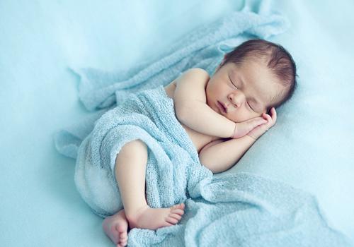 宝宝20天了睡觉哼哼使劲怎么回事（20天宝宝睡觉哼哼唧唧）