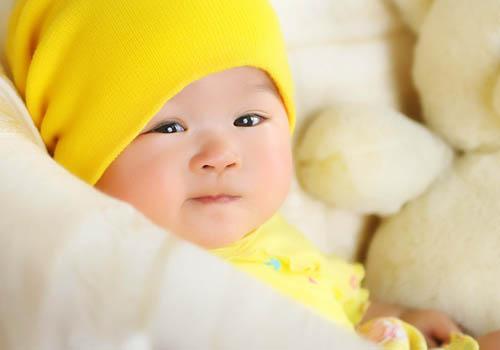 婴儿湿疹是怎么引起的（刚满月的婴儿湿疹是怎么引起的）