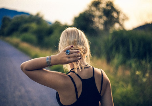 月经一直提前突然推迟的原因 月经一直提前忽然推迟什么原因导致