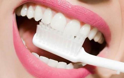 口臭为什么自己闻不到（口臭为什么自己闻不到,只需吃一点家家都有的它）