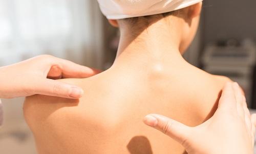 肩中俞的准确位置图 肩中俞的准确位置图和作用