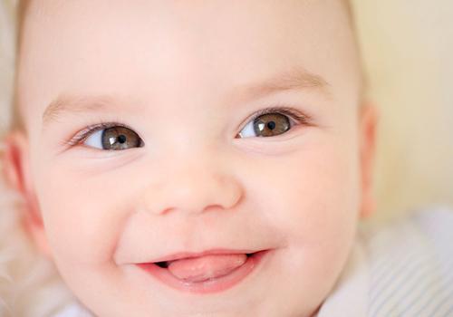 宝宝嘴巴红红的怎么回事(宝宝嘴巴红是什么原因)