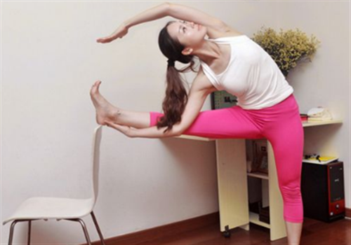 办公室可以练瑜伽瘦腿吗（练瑜伽可以瘦大腿吗）