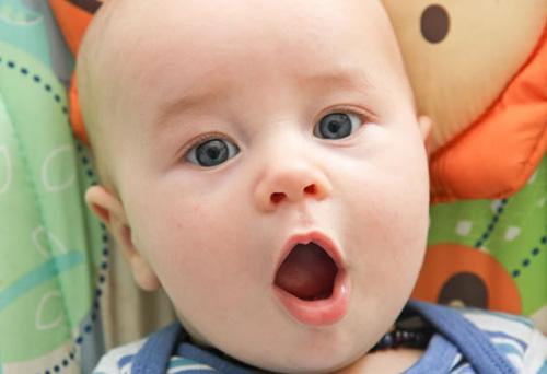 婴儿屁股起红疹怎么办（）