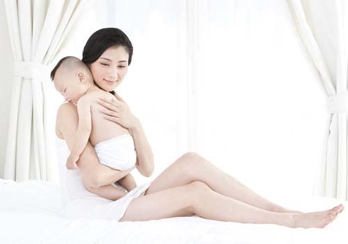 刚出生的宝宝一个月长几斤正常 刚出生的宝宝一个月长几斤正常吗