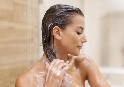 睡觉前洗头发好不好 睡觉前洗头发好不好男生