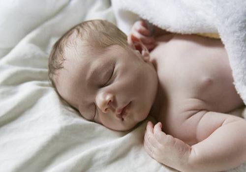 夏天新生儿能开空调睡觉吗(新生儿可以开空调睡觉吗)