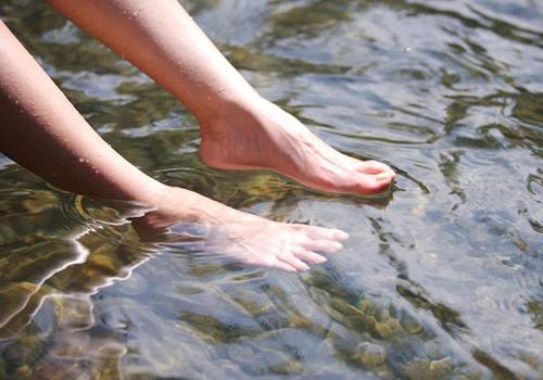 冬天用什么泡脚效果最好 冬季拿什么泡脚好 泡脚有哪些好处