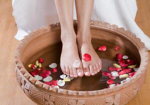 女性月经期能泡脚吗(女性月经期间能泡脚吗)