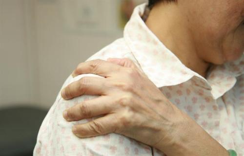 肩周炎是怎么引起的(急性肩周炎是怎么引起的)