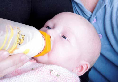 新生儿打嗝还能喂奶吗（新生儿打嗝还能喂奶吗视频）