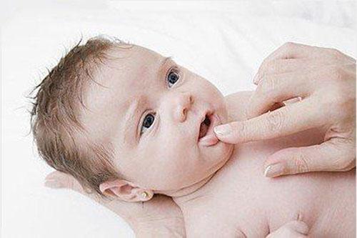 宝宝缺水有什么症状（宝宝缺水有什么症状表现）