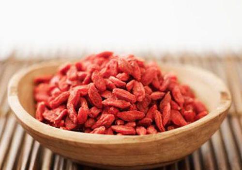 吃了枸杞泡水尿变色（喝了枸杞水尿会变色吗）