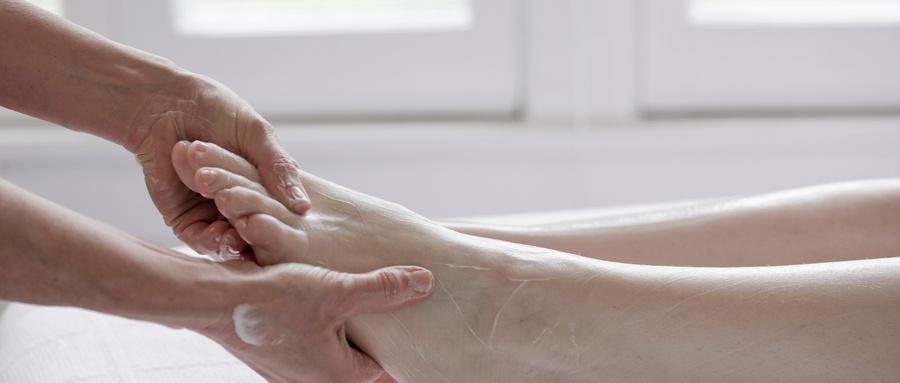 足贴贴出来的水黏黏的是湿气吗(北京足贴贴出来的水黏黏的是湿气吗)