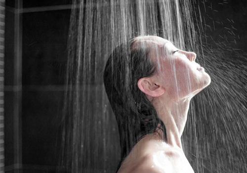 冬天洗澡水温度多少合适（冬天洗澡水温多少度最适合）