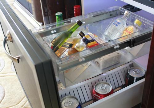 热水可以直接放冰箱吗（热水可以直接放冰箱吗?）