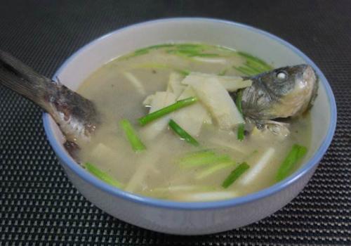 春笋鲫鱼汤