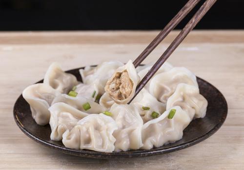 速冻饺子用冷水还是热水煮 速冻饺子用冷水还是热水煮饺子