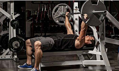 杠铃卧推重量上不去 杠铃卧推重量上不去但是哑铃上的去
