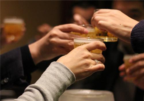 哺乳期可以喝菠萝啤吗（哺乳期可以喝菠萝啤吗宝宝7个月）