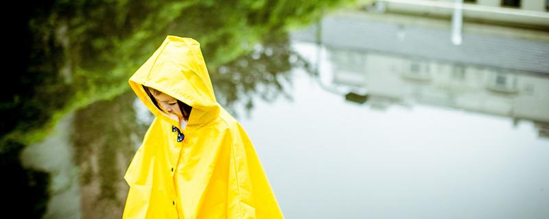 穿一次性雨衣可以隔离病毒吗 雨衣能代替防护服吗