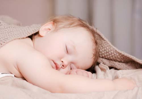 为什么宝宝一放下就醒了 为什么宝宝一放下就醒了就哭