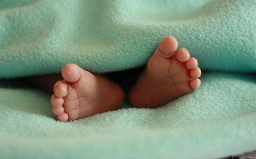 宝宝睡眠中惊醒是怎么回事（婴儿睡觉惊醒是什么原因）