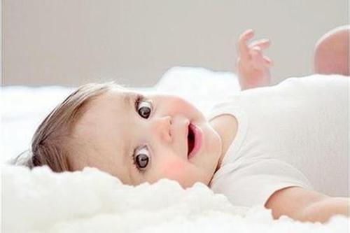 如何判断宝宝是否吃饱了（如何判断宝宝是否吃饱了还是饿）