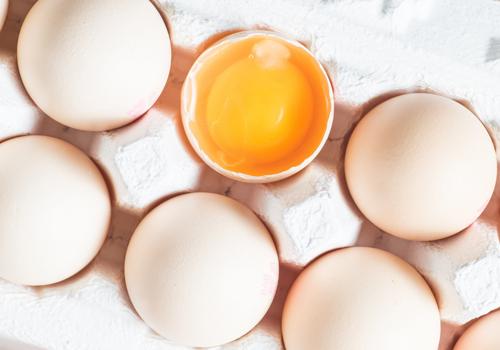 鸡蛋打出来是红色的能吃吗 鸡蛋打出来是红色的能吃吗图片