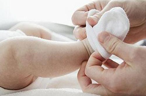 宝宝睡觉要穿袜子吗 三个月宝宝睡觉要穿袜子吗