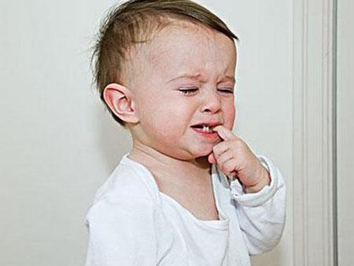 喂奶时宝宝咬奶怎么办（喂奶时宝宝咬奶怎么办视频）