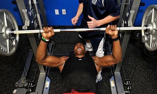 卧推的正确姿势和发力 卧推举动作要领