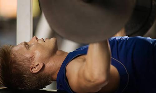 卧推可以提升力量吗 卧推练力量吗