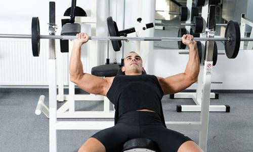 做卧推肘关节疼是怎么回事(卧推肘内侧关节疼)