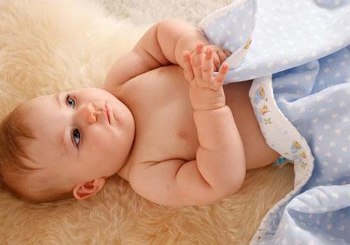 宝宝惊吓反射有什么影响(婴儿受到惊吓有什么反应)