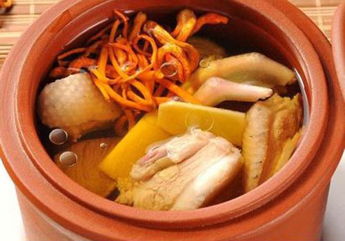 夏天晚上睡觉腿脚冰凉是怎么回事（晚上睡觉脚和小腿冰凉咋回事）