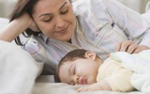 宝宝睡觉不安稳 宝宝睡觉不安稳总是翻来覆去的