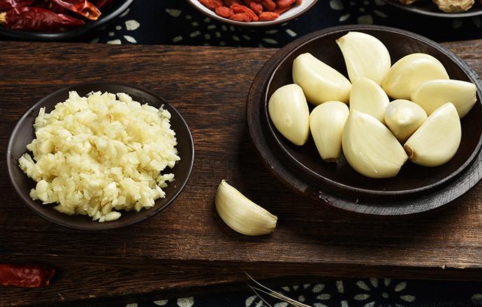 什么可以去除手上的蒜味（什么可以去除手上的蒜味道）