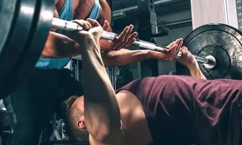 杠铃卧推重量多少合适（卧推的杠铃多重）
