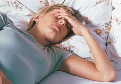 尿液发黄是什么原因（尿液发黄是什么原因有异味）