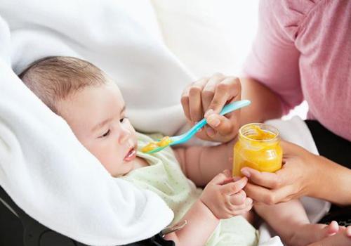 宝宝吃鸡蛋就吐是怎么回事（婴儿吃鸡蛋吐是怎么回事）