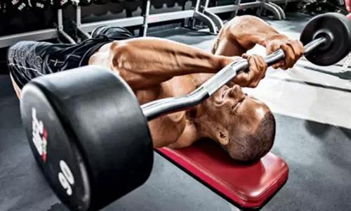 卧推如何突破瓶颈（卧推突破瓶颈 计划）